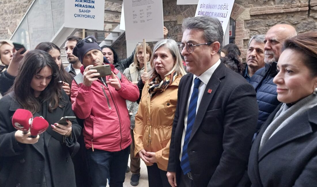 İzmir Büyükşehir Belediyesi’nin tahliye tebligatı ile sarsılan Meslek Fabrikası önünde