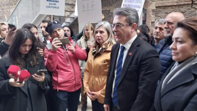 İzmir Büyükşehir Belediyesi’nin tahliye tebligatı ile sarsılan Meslek Fabrikası önünde