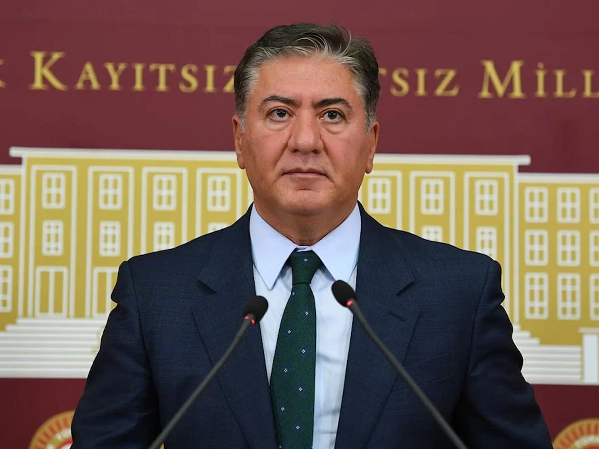 CHP’li Murat Emir’den Tabletli Yanıt: "Taşınmaz Beyanı Böyle Yapılır!"
CHP Grup