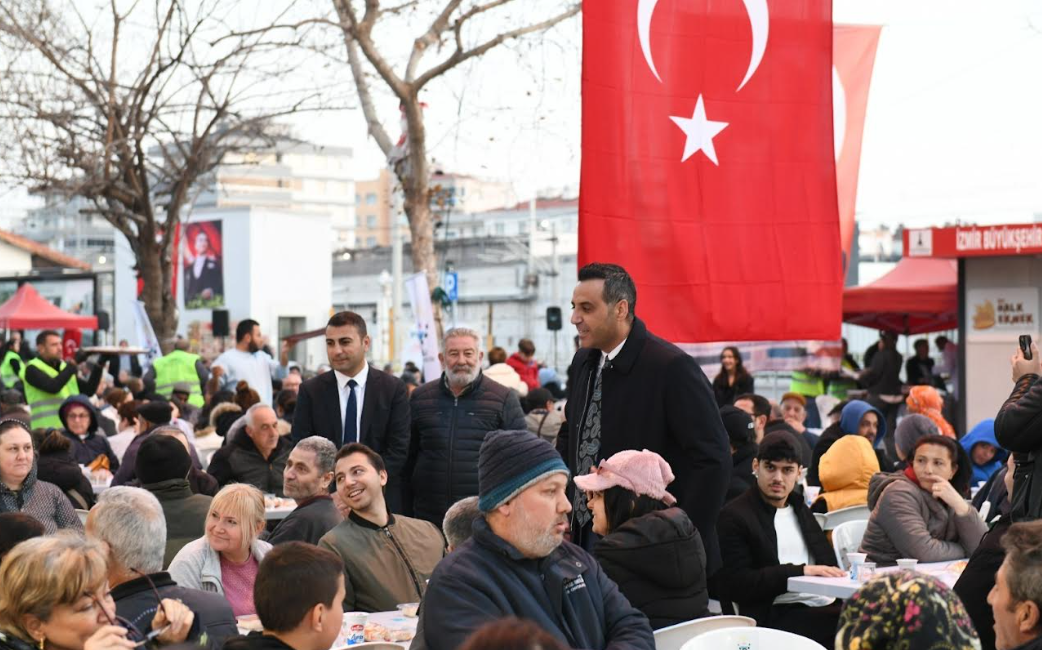 Çiğli’de maneviyatın zirve yaptığı Kadir Gecesi’nde Kasaplar Meydanı adeta dolup