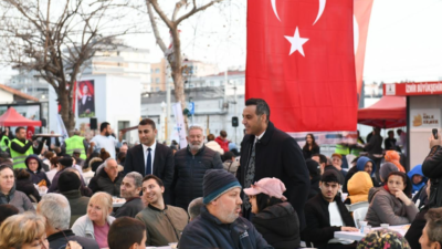 Çiğli’de maneviyatın zirve yaptığı Kadir Gecesi’nde Kasaplar Meydanı adeta dolup