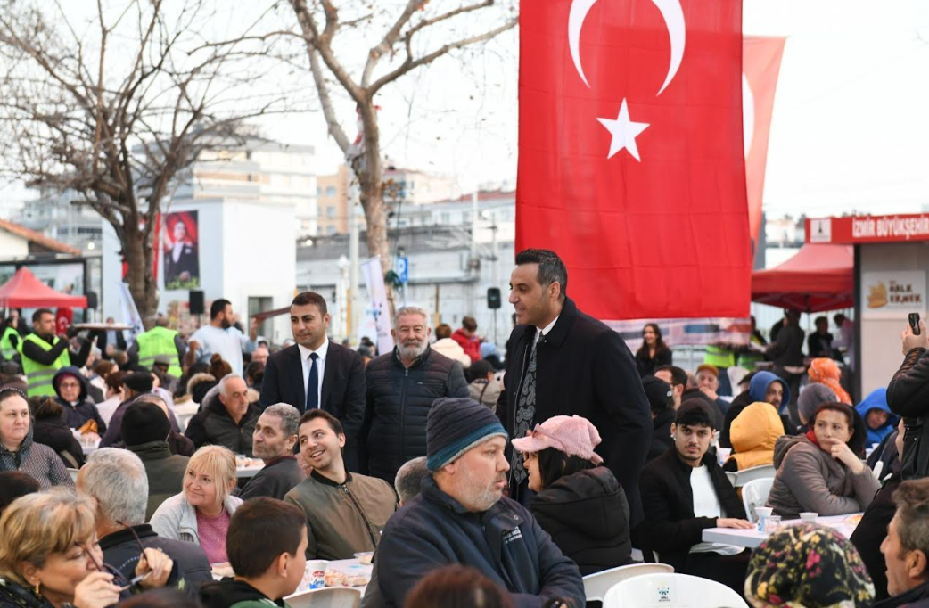 Çiğli’de maneviyatın zirve yaptığı Kadir Gecesi’nde Kasaplar Meydanı adeta dolup