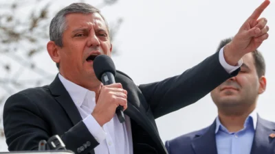 "Millet İradesine Sahip Çıkıyor" mitinginde tansiyon yükseldi. Özgür Özel'in Bayraklı