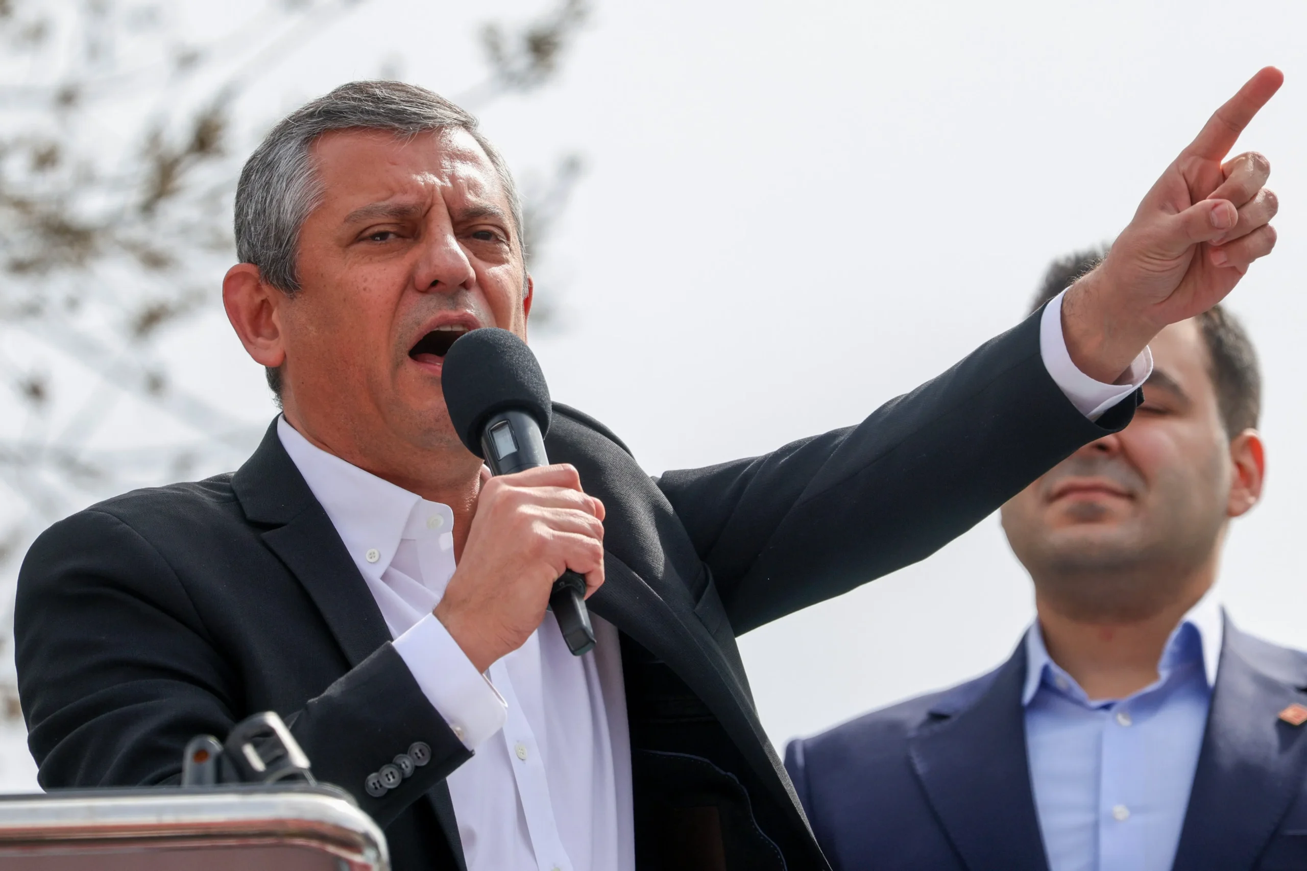 "Millet İradesine Sahip Çıkıyor" mitinginde tansiyon yükseldi. Özgür Özel'in Bayraklı