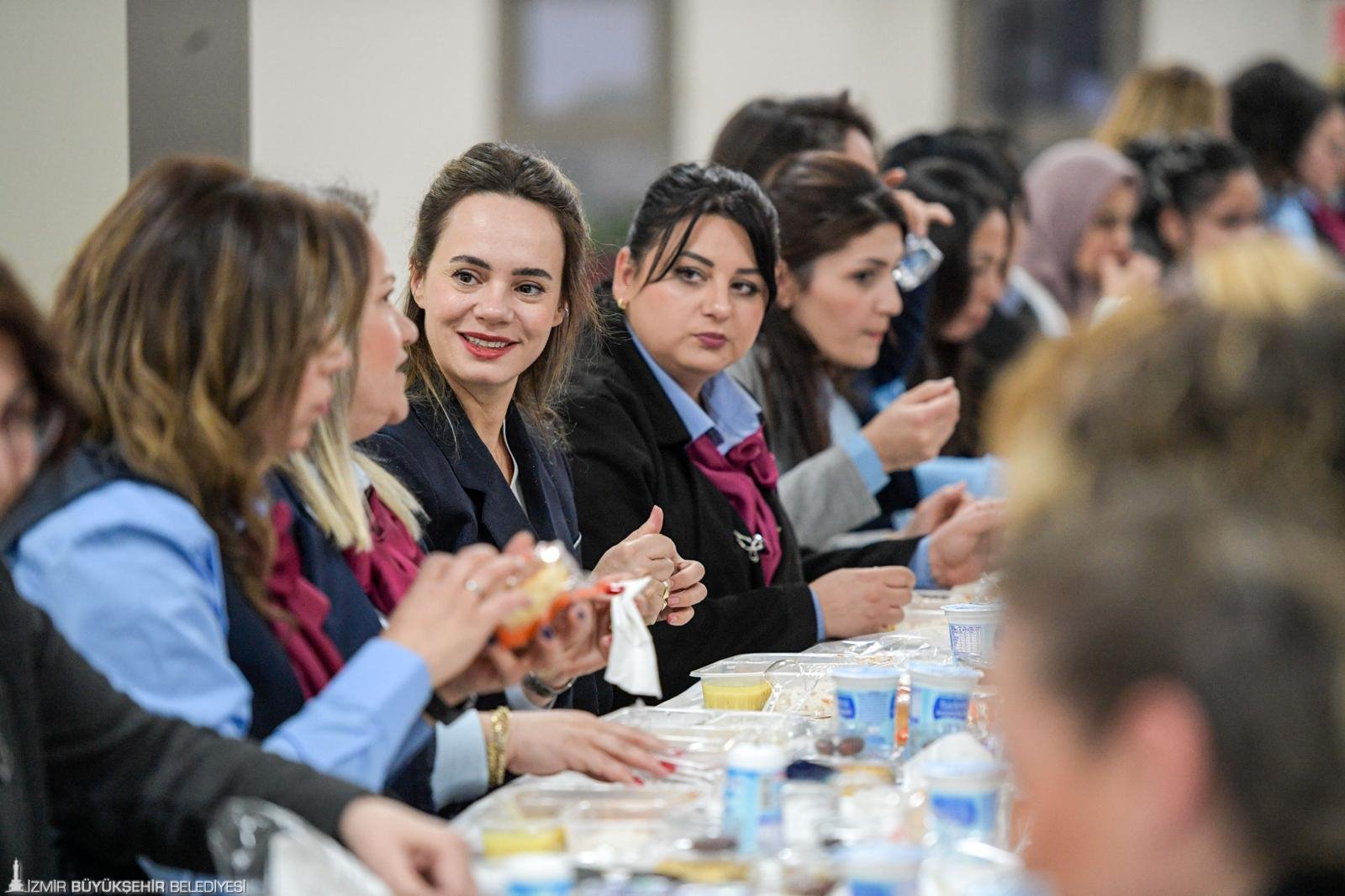 Öznur Tugay İtfaiye ve ESHOT'un 'demir kadınlarıyla' 'Gönül sofrasında' buluştu: "İyi ki varsınız"