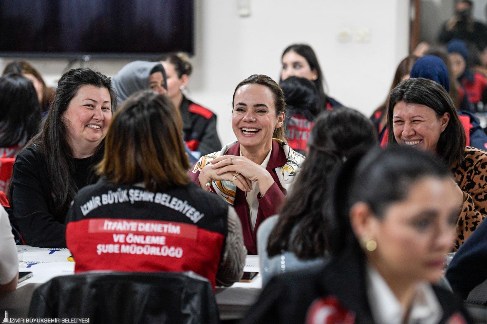 Öznur Tugay İtfaiye ve ESHOT'un 'demir kadınlarıyla' 'Gönül sofrasında' buluştu: "İyi ki varsınız"