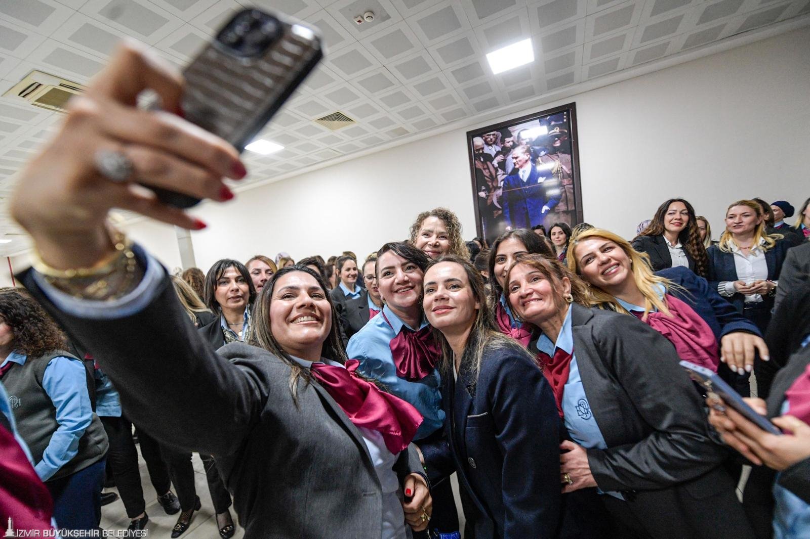 Öznur Tugay İtfaiye ve ESHOT'un 'demir kadınlarıyla' 'Gönül sofrasında' buluştu: "İyi ki varsınız"