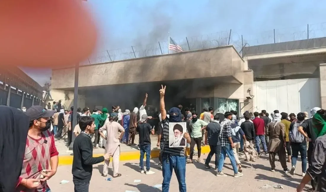 Hamaney suikastının faturası ağırlaşıyor. Pakistan’da binlerce kişi ABD Konsolosluğu'na saldırdı,