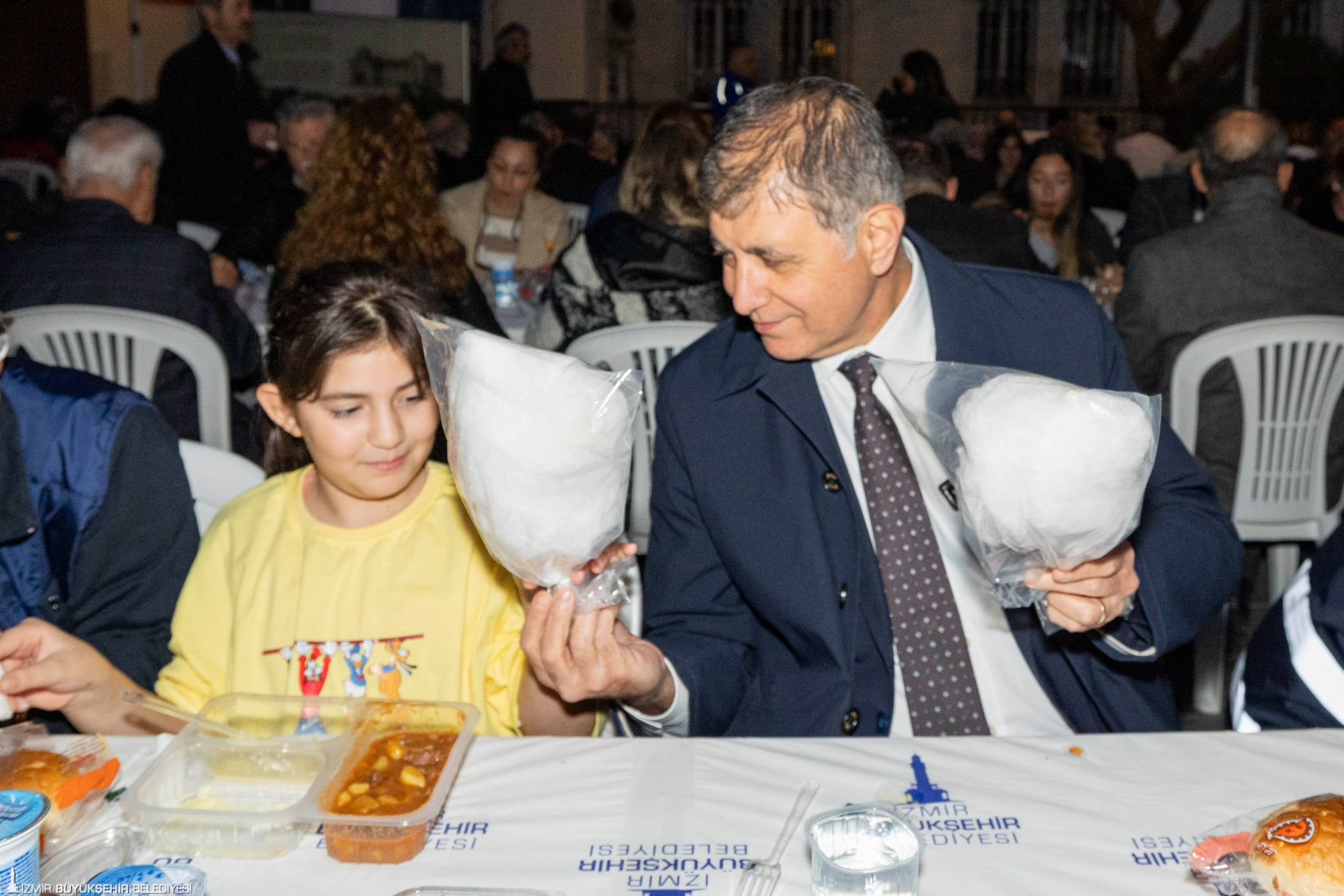 Başkan Tugay Kemeraltı'nda iftar açtı: 'Birbirimizin iyiliğini istediğimizde herşey daha güzel olacak'