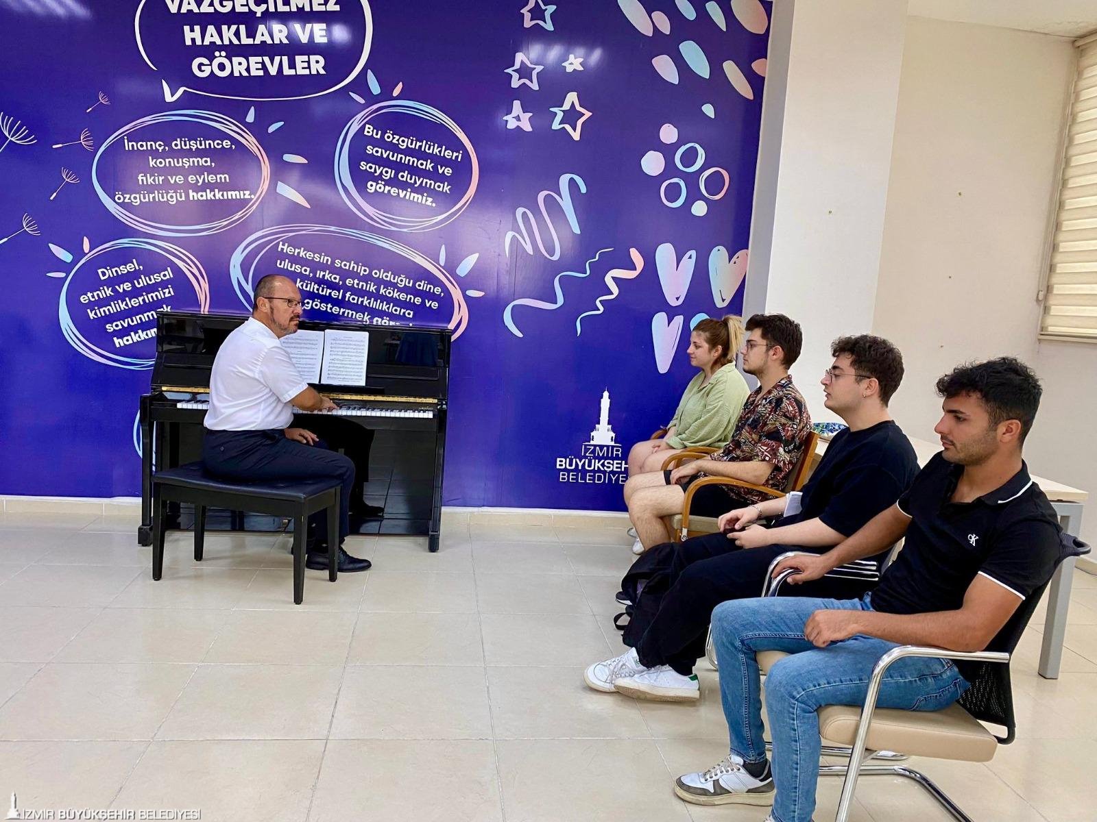 İzmir’de gençler yalnız değil: Eğitimden barınmaya tam destek