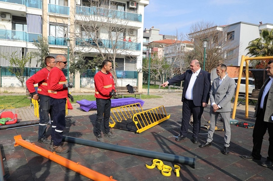 Menderes'te Başkan Çiçek sahada denetimde: 'Vatandaştan teşekkür alıyoruz'