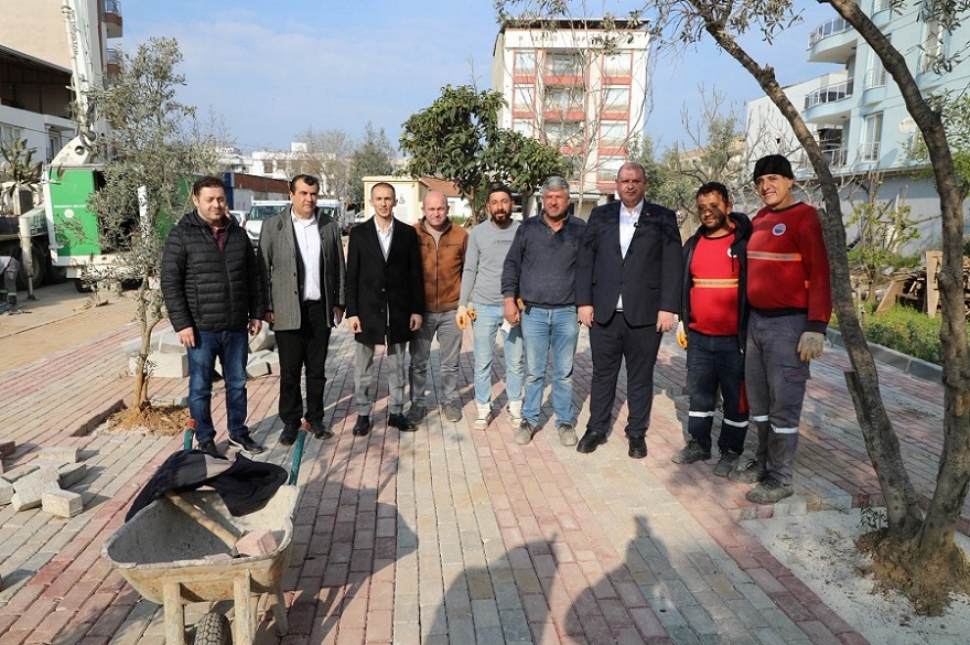 Menderes'te Başkan Çiçek sahada denetimde: 'Vatandaştan teşekkür alıyoruz'