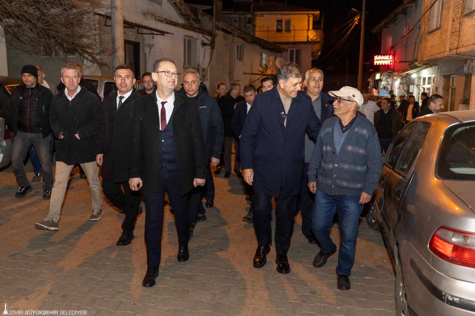 Başkan Tugay iftardan sahura halkın arasında: 'Makam umurumda değil; ne istiyorsanız yapacağım'