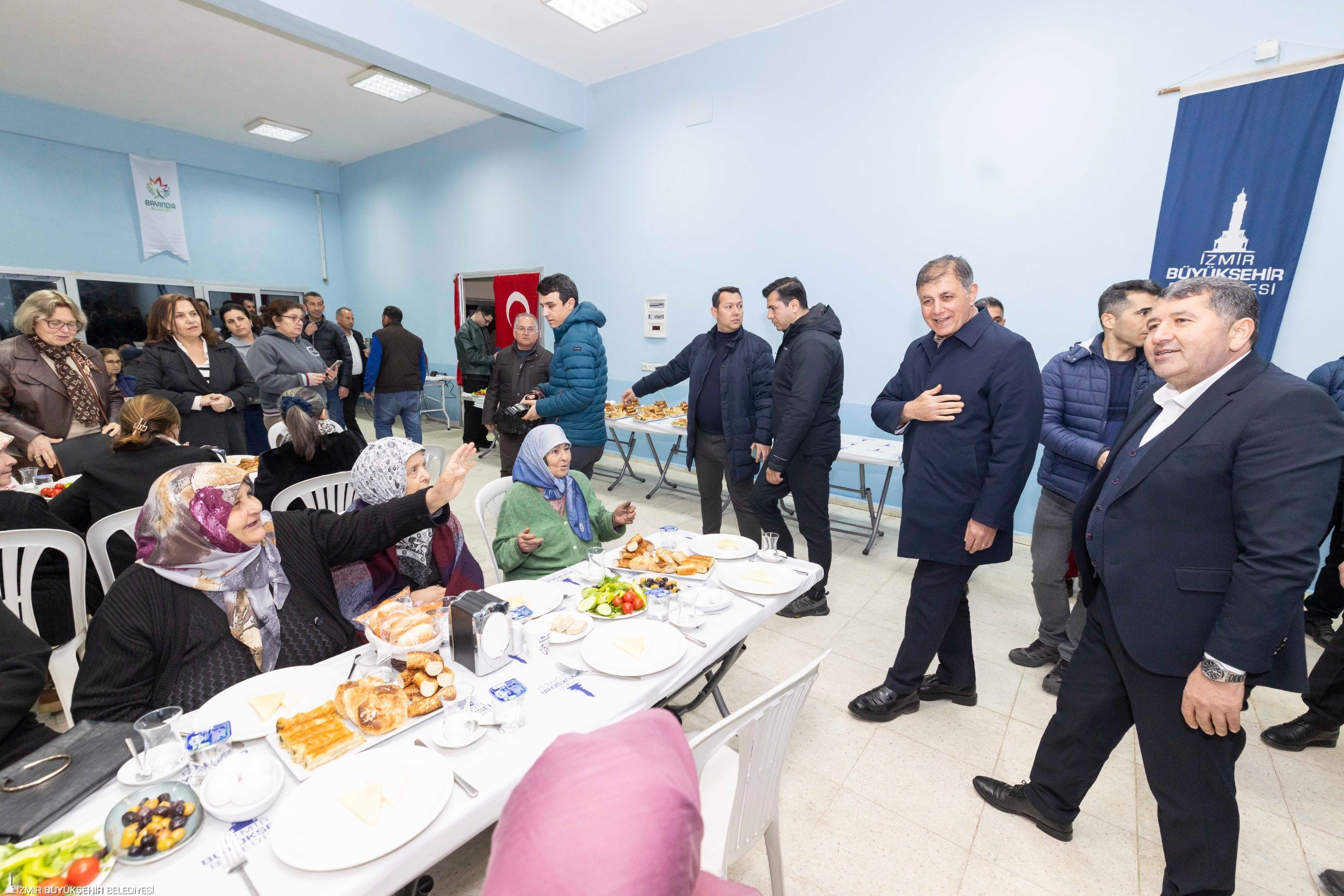 Başkan Tugay iftardan sahura halkın arasında: 'Makam umurumda değil; ne istiyorsanız yapacağım'