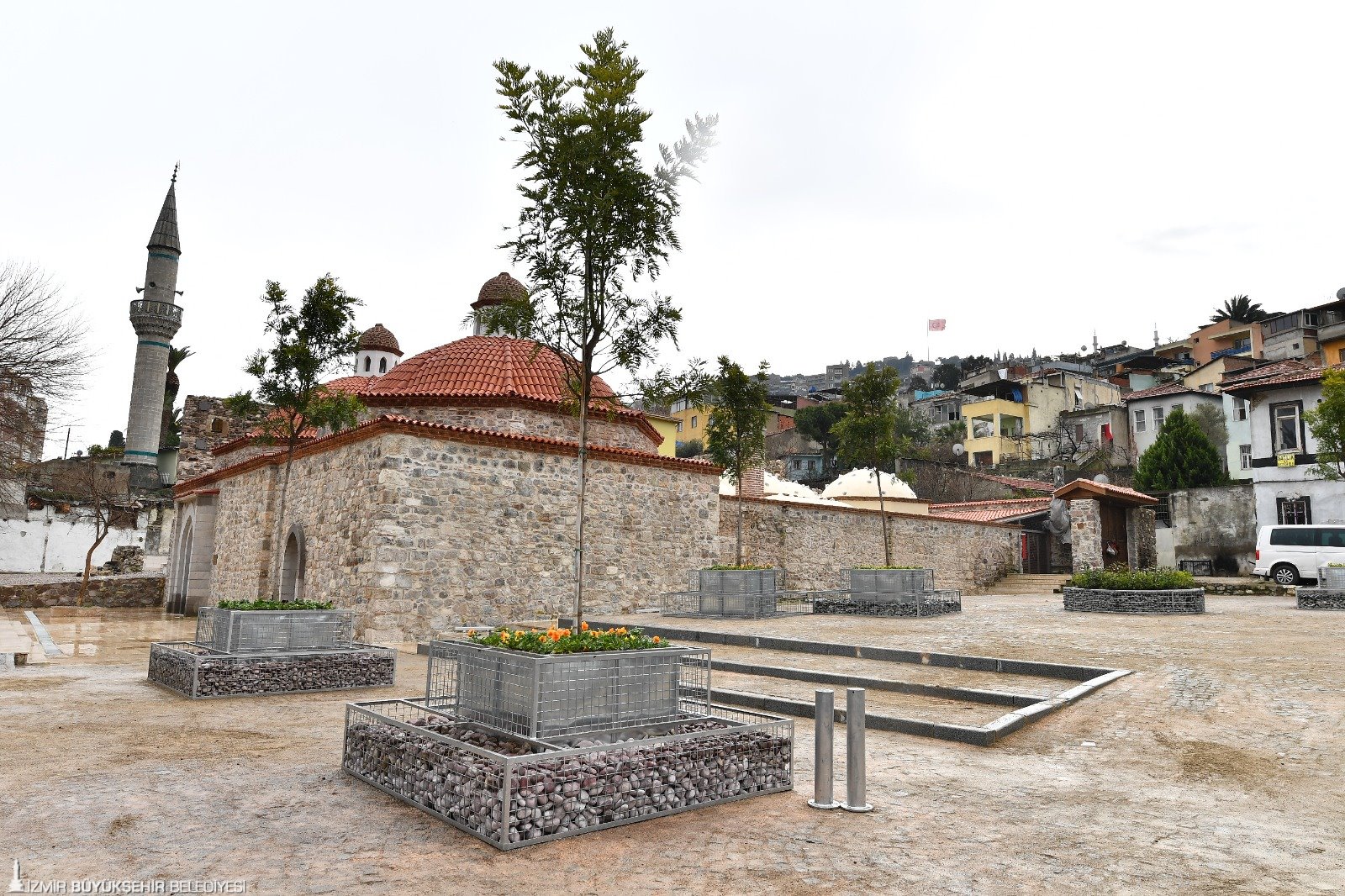 İzmir’in tarihi mirasına yönelik mülkiyet tartışmalarında cephe genişliyor! 

Meslek Fabrikası,