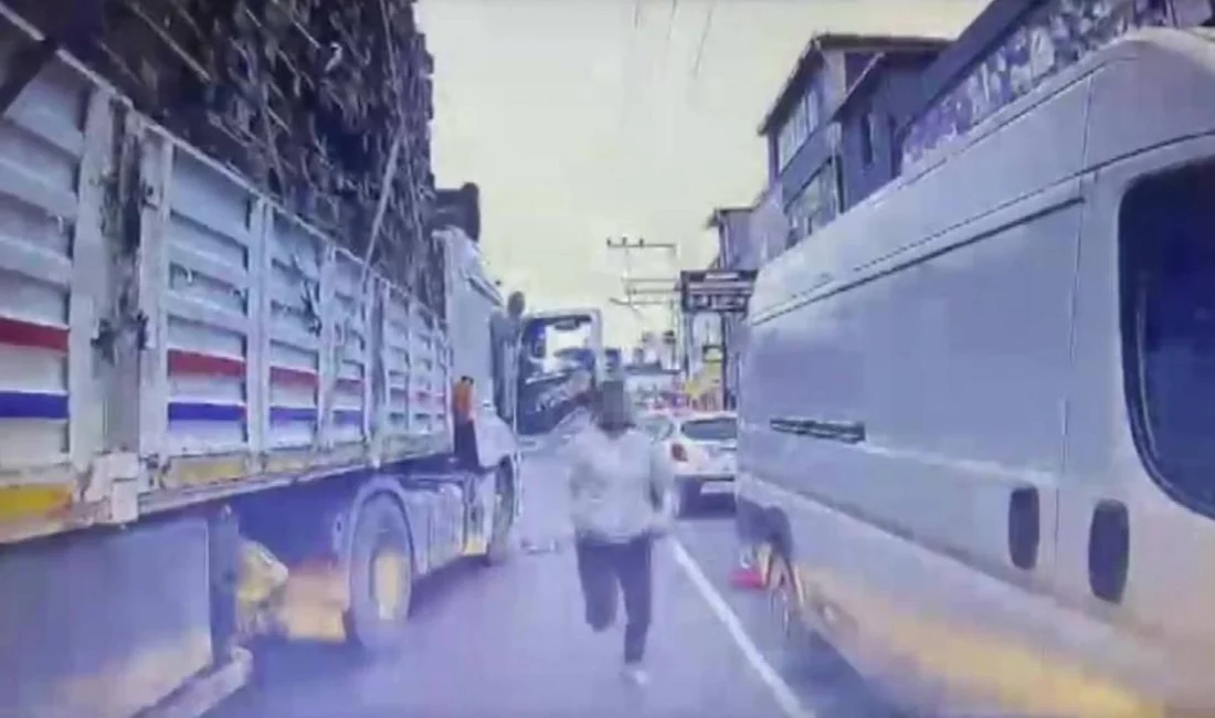 Adana'da otomobil sürücüsüne bıçakla saldıran tır şoförü ve oğlu yakalandı.