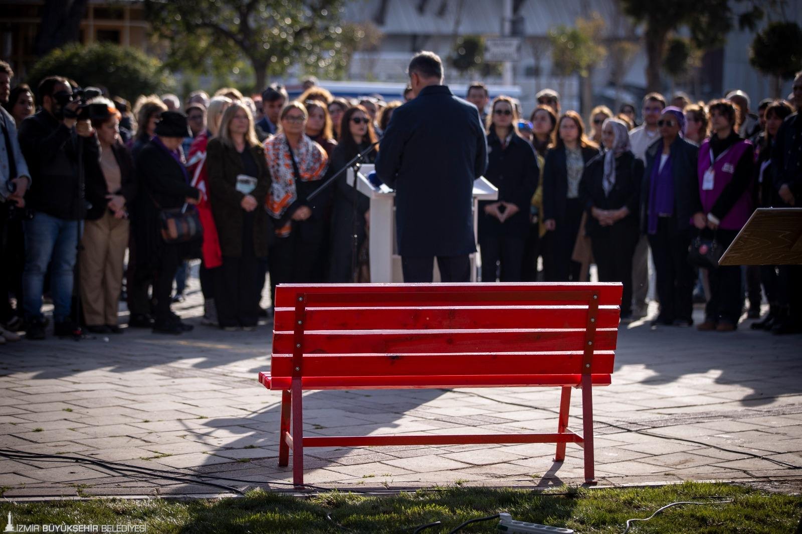 Fırçalar 'eşitlik' ve 'yaşam hakkı' için dile geldi: İzmir'de kadına şiddete karşı 'Kırmızı Alarm'