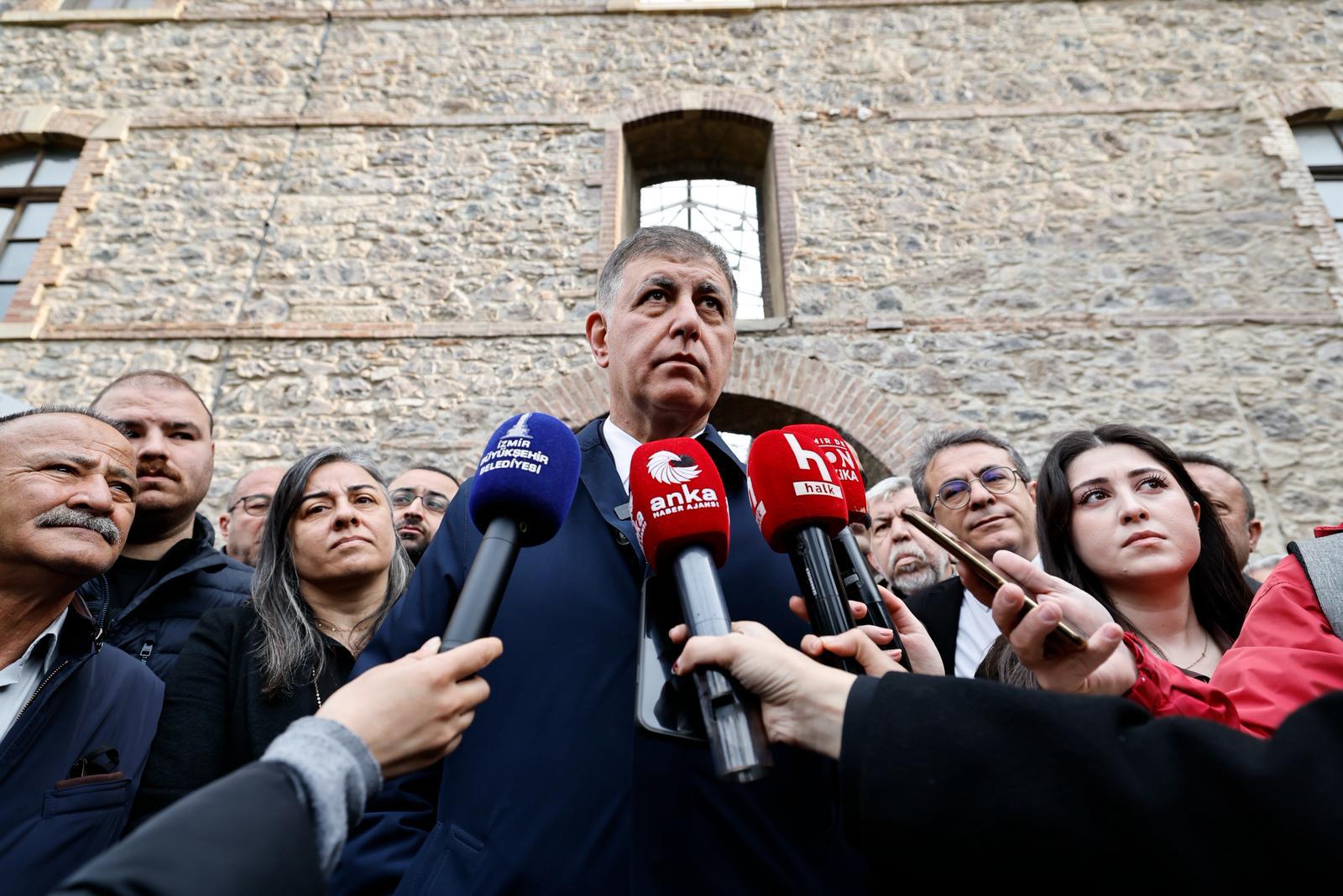 İzmir Büyükşehir Belediye Başkanı Dr. Cemil Tugay, sabah 09.00'da Vakıflar