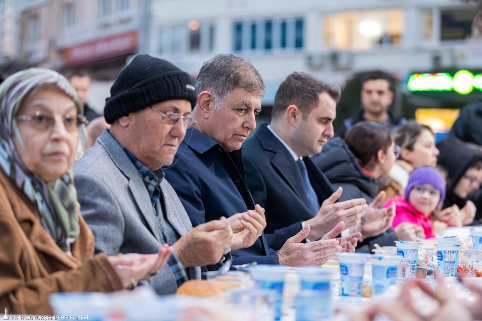 Başkan Tugay Aliağalılarla iftarda: 'Lüks otellerde değil, halkın sofrasındayız' 5 Başkan Tugay Aliağalılarla iftarda: 'Lüks otellerde değil, halkın sofrasındayız'