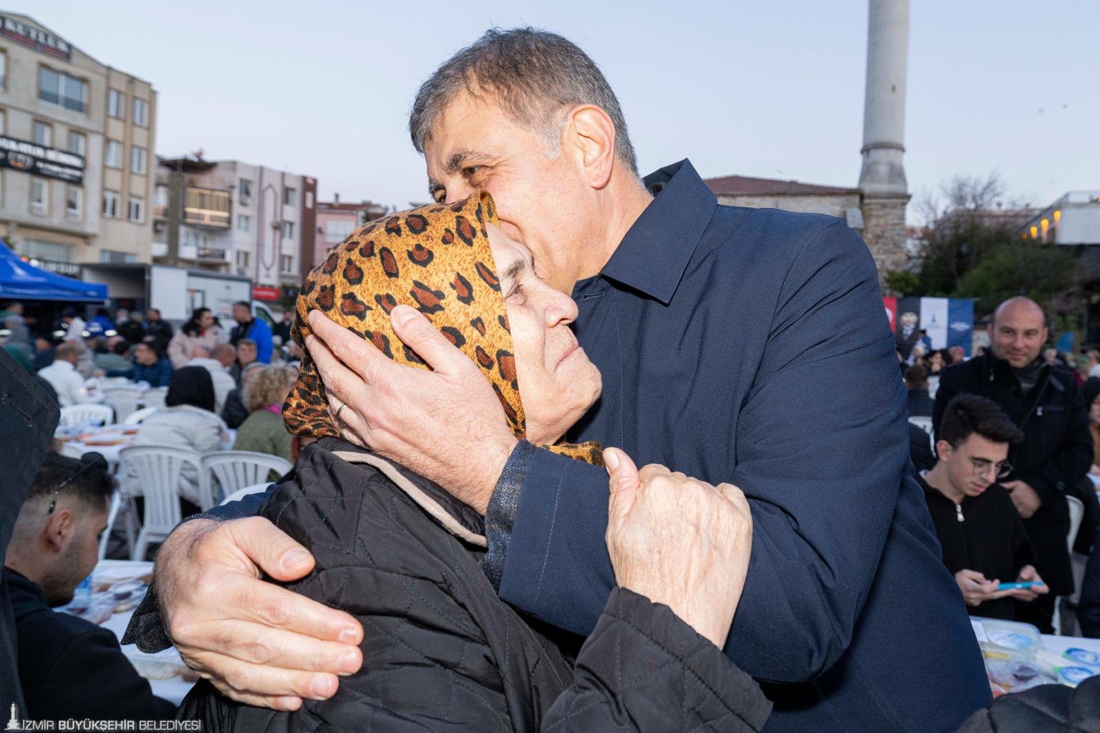 Başkan Tugay Aliağalılarla iftarda: 'Lüks otellerde değil, halkın sofrasındayız' 7 Başkan Tugay Aliağalılarla iftarda: 'Lüks otellerde değil, halkın sofrasındayız'