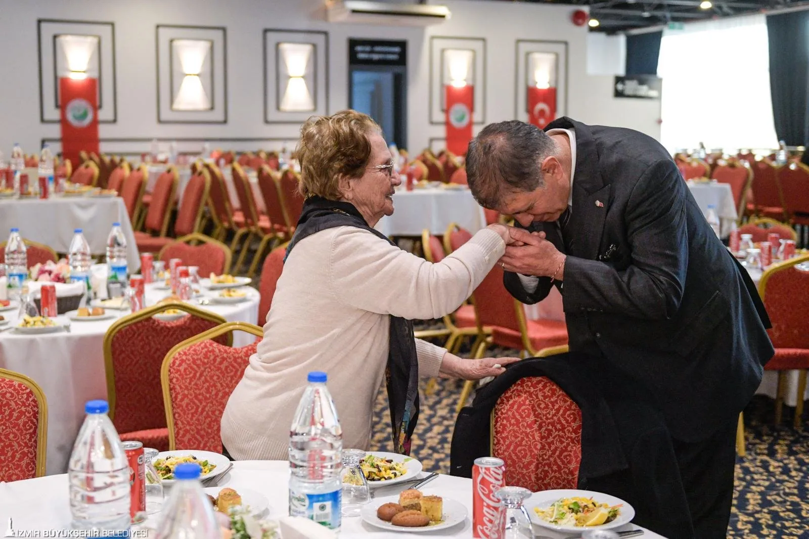 Başkan Tugay'dan Balçova'da vefa iftarı: “Sizler bu milletin baş tacısınız”