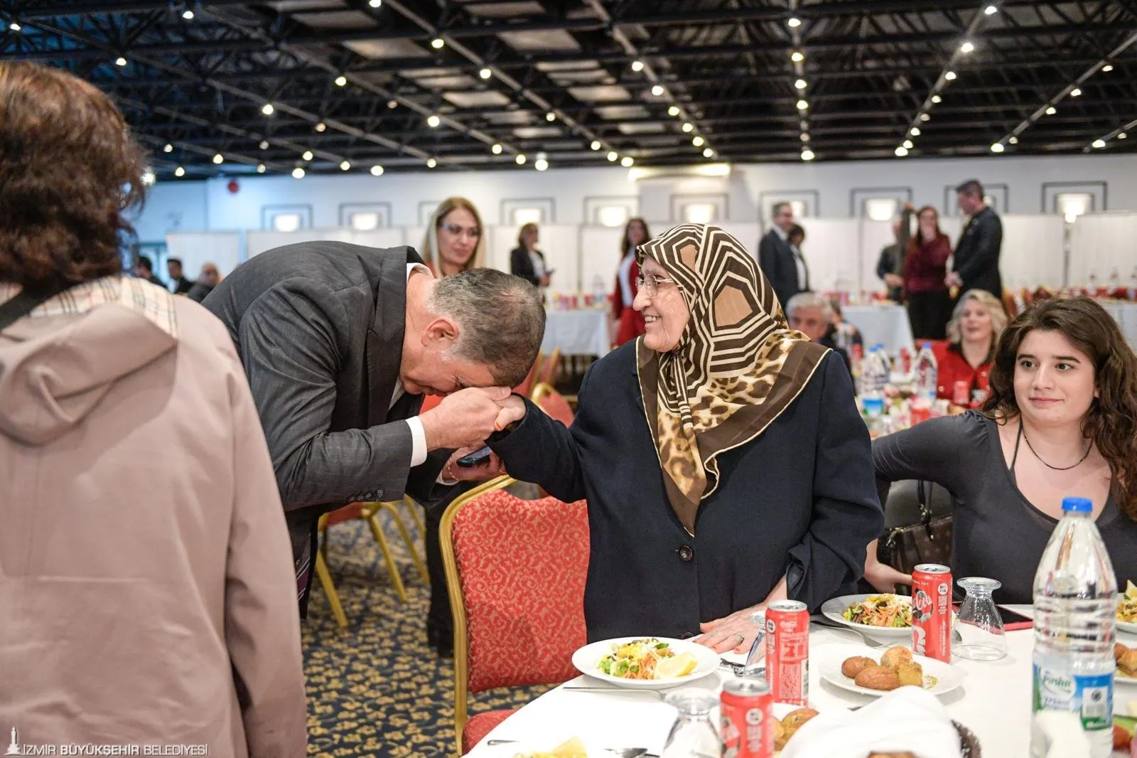 Başkan Tugay'dan Balçova'da vefa iftarı: “Sizler bu milletin baş tacısınız”