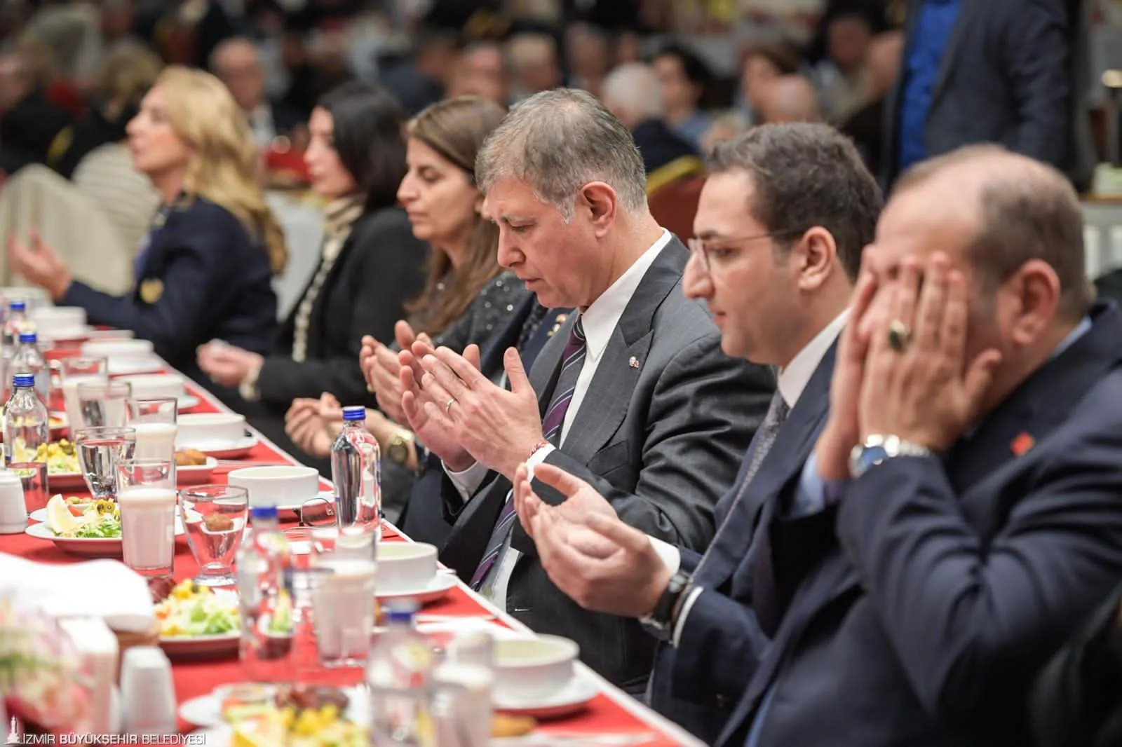 Başkan Tugay'dan Balçova'da vefa iftarı: “Sizler bu milletin baş tacısınız”