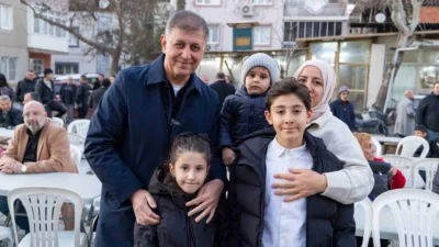 Bornova Çamdibi'nde düzenlenen dev iftara katılan İzmir Büyükşehir Belediye Başkanı