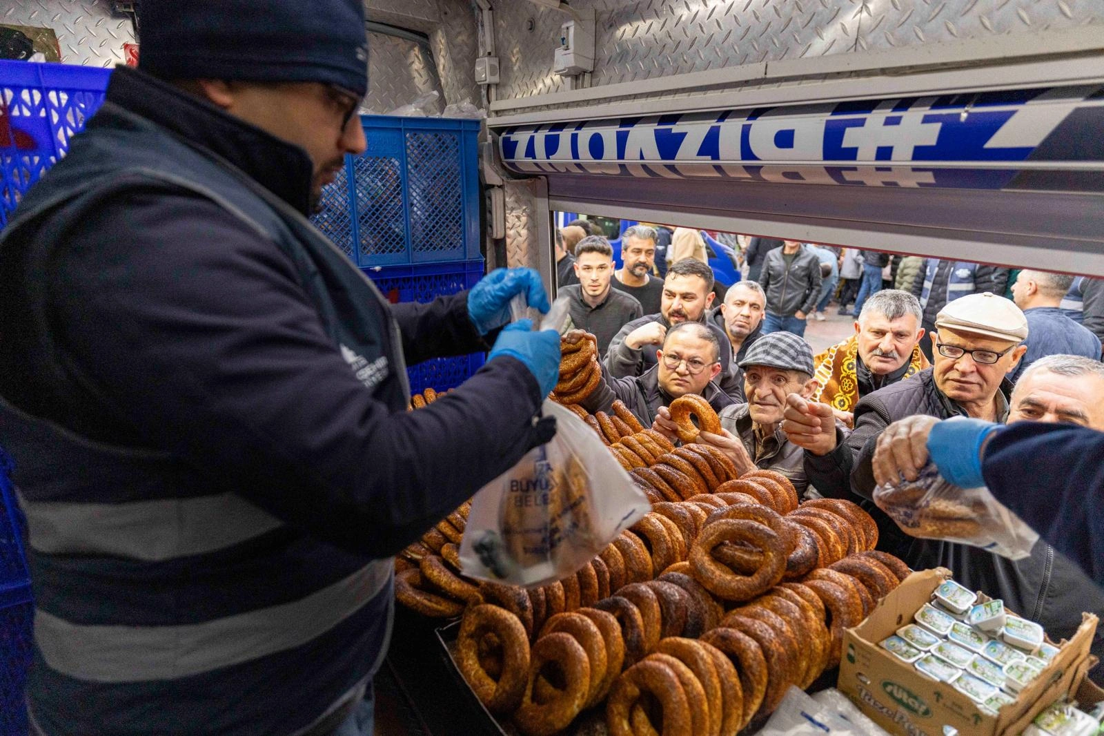 Başkan Tugay bayramı Buca’da karşıladı: Çocuklara Harçlık, Bucalılarla bayramlaşma!