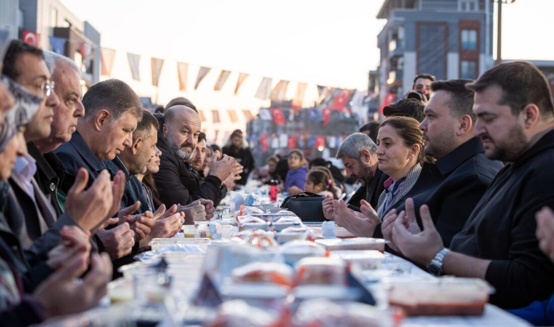 Bornova Çamdibi’nde binlerce İzmirli, Büyükşehir Belediyesi’nin kurduğu dev "Gönül Sofrası"nda