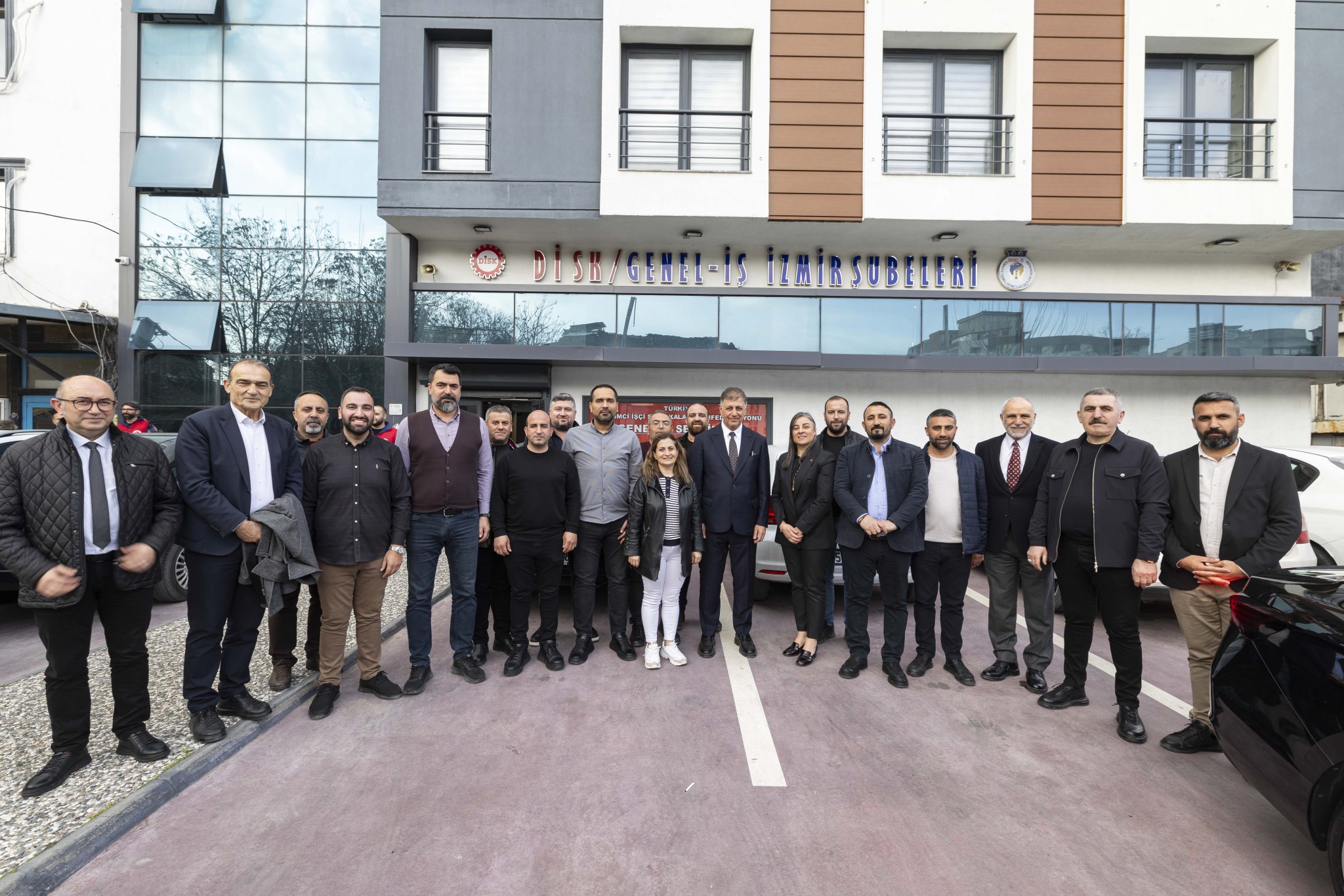 Tugay'dan DİSK'e tebrik ziyareti: 'Karşıyaka için çok önerim oldu ama...' 2 Tugay'dan DİSK'e tebrik ziyareti: 'Karşıyaka için çok önerim oldu ama...'