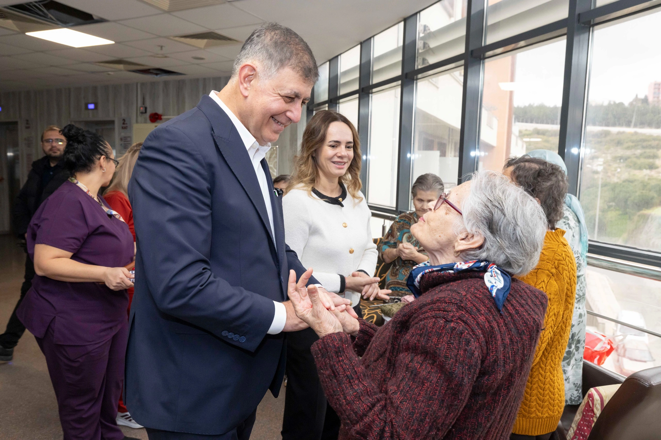 İzmir’de huzurevi sakinlerine "Bayram Hediyesi" Başkan Tugay’dan geldi!