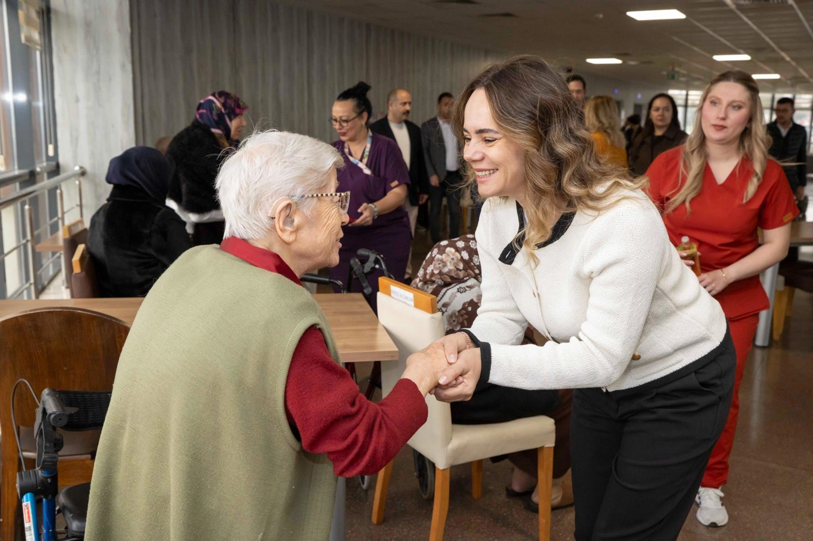İzmir’de huzurevi sakinlerine "Bayram Hediyesi" Başkan Tugay’dan geldi! 3 İzmir’de huzurevi sakinlerine "Bayram Hediyesi" Başkan Tugay’dan geldi!