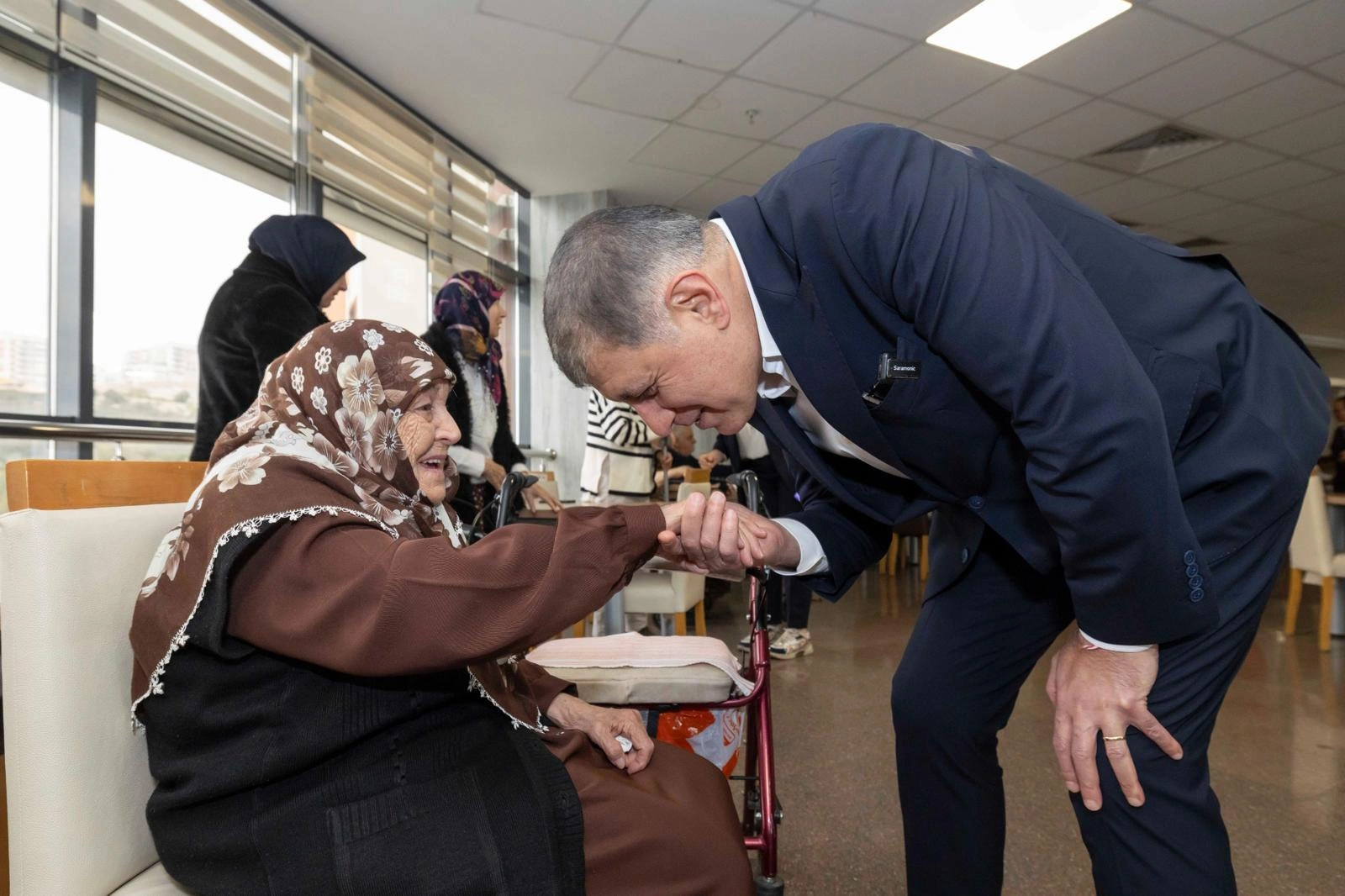 İzmir’de huzurevi sakinlerine "Bayram Hediyesi" Başkan Tugay’dan geldi! 1 İzmir’de huzurevi sakinlerine "Bayram Hediyesi" Başkan Tugay’dan geldi!
