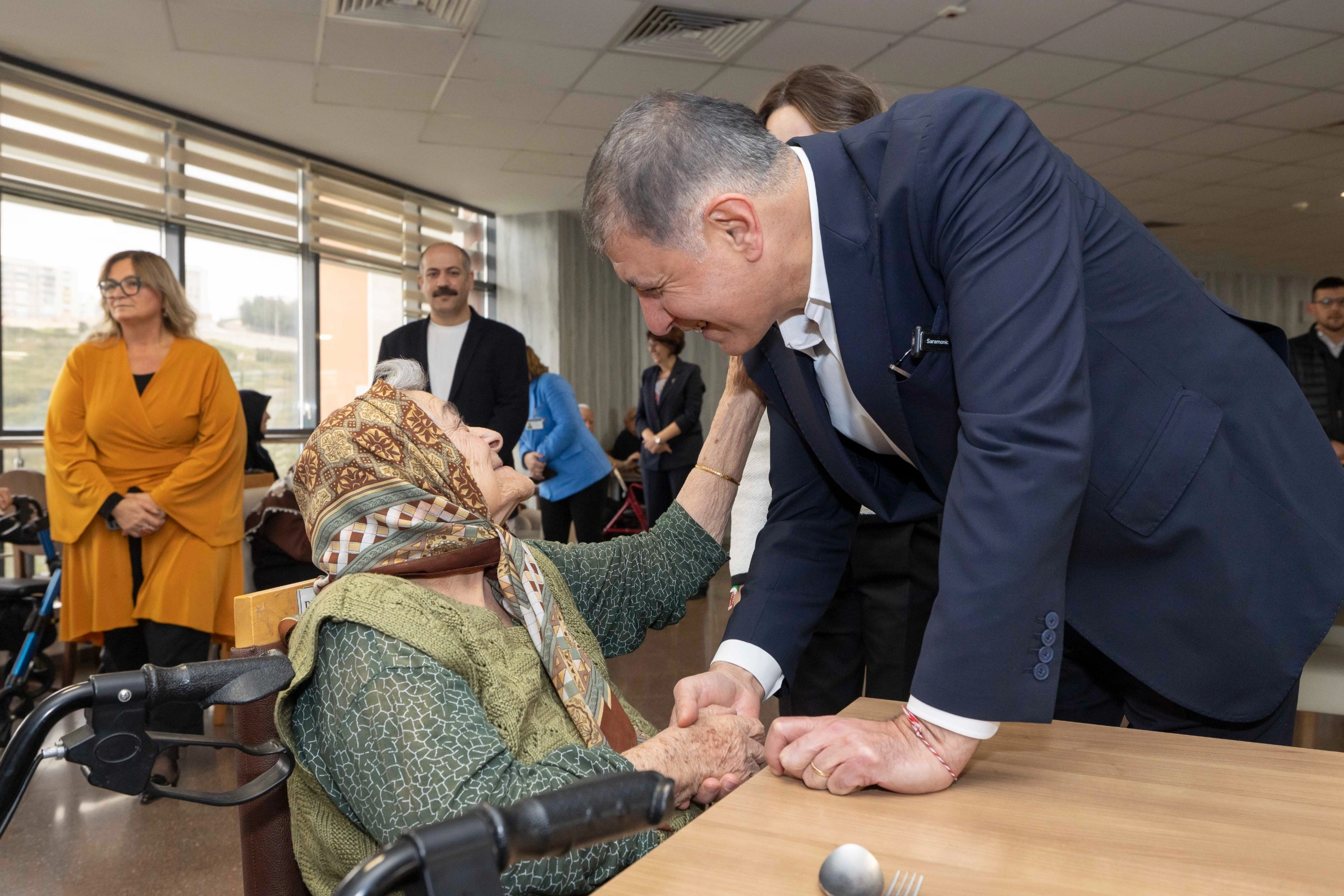 İzmir’de huzurevi sakinlerine "Bayram Hediyesi" Başkan Tugay’dan geldi! 2 İzmir’de huzurevi sakinlerine "Bayram Hediyesi" Başkan Tugay’dan geldi!