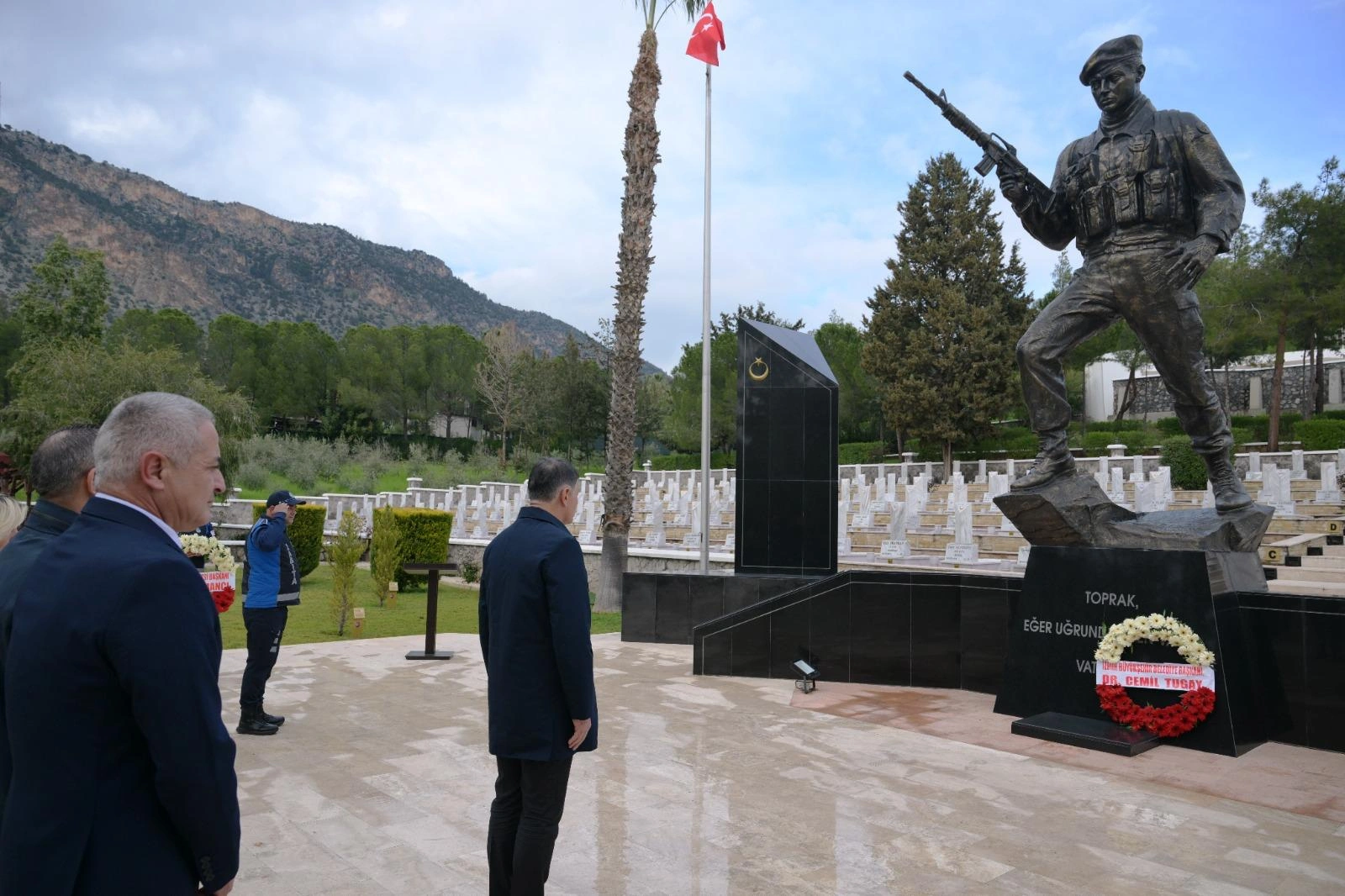 Başkan Tugay Lefkoşa’da duygulandı: Gazi babasının anısına kardeş toprağa fidan dikti!