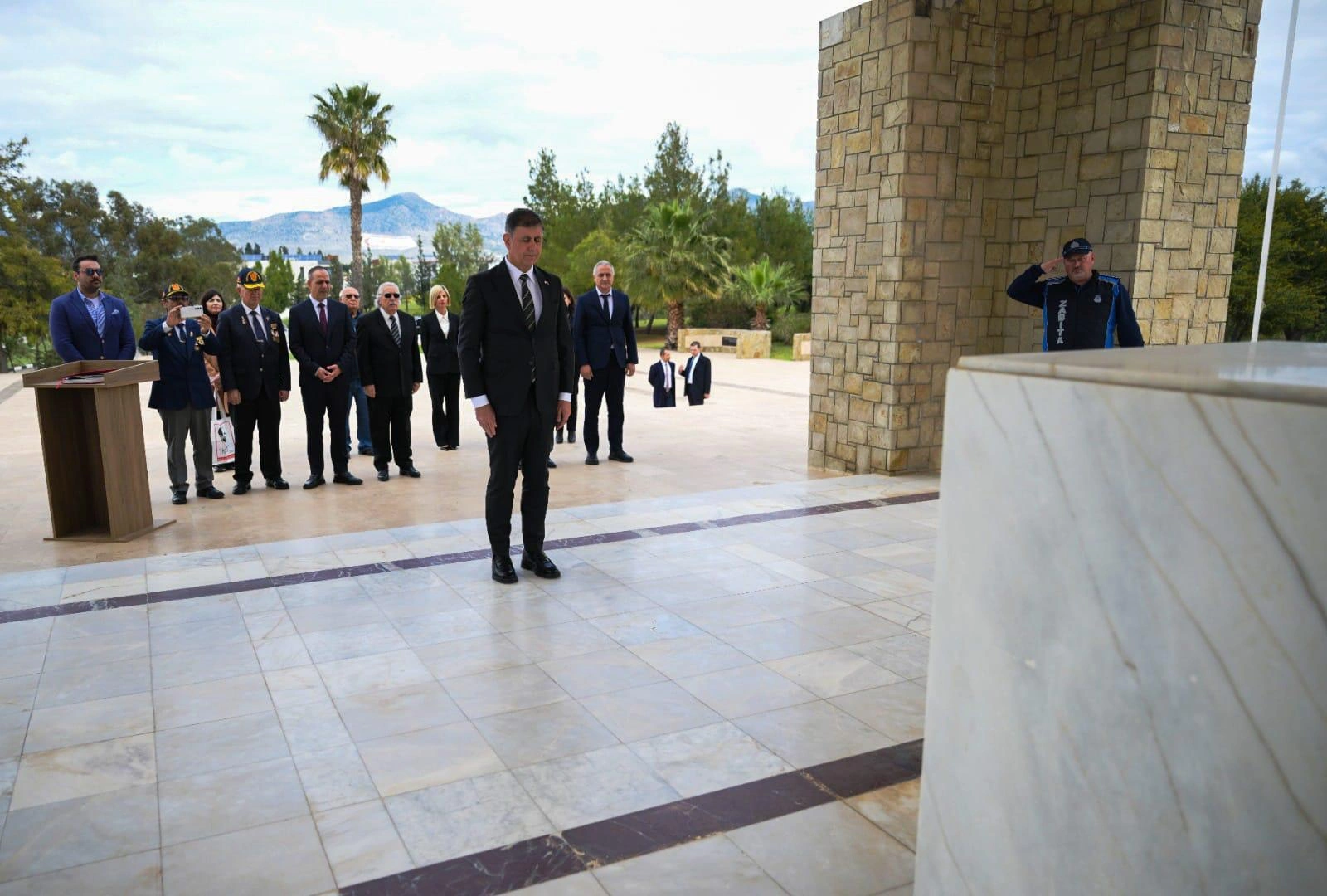 Başkan Tugay Lefkoşa’da duygulandı: Gazi babasının anısına kardeş toprağa fidan dikti!