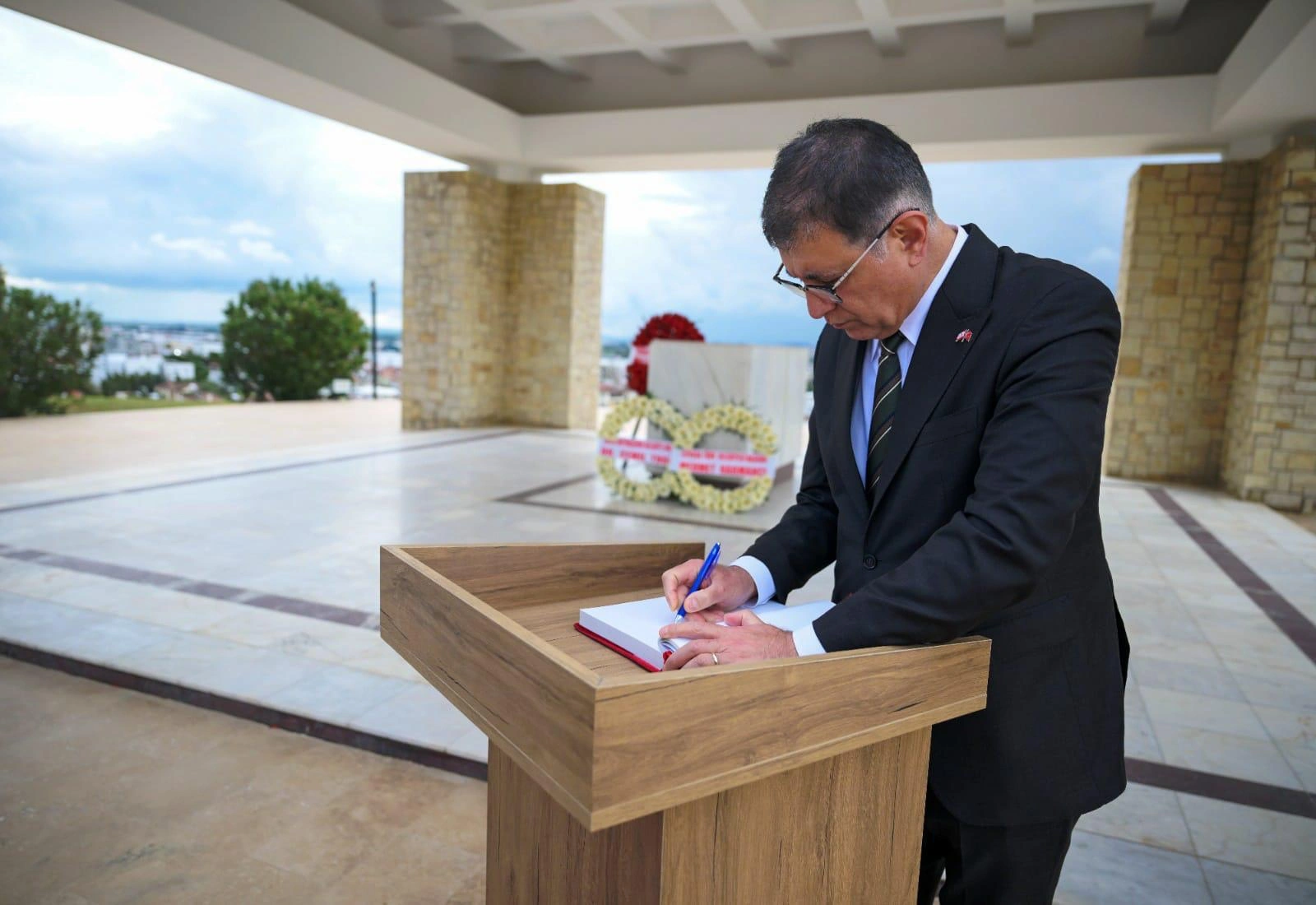 Başkan Tugay Lefkoşa’da duygulandı: Gazi babasının anısına kardeş toprağa fidan dikti!