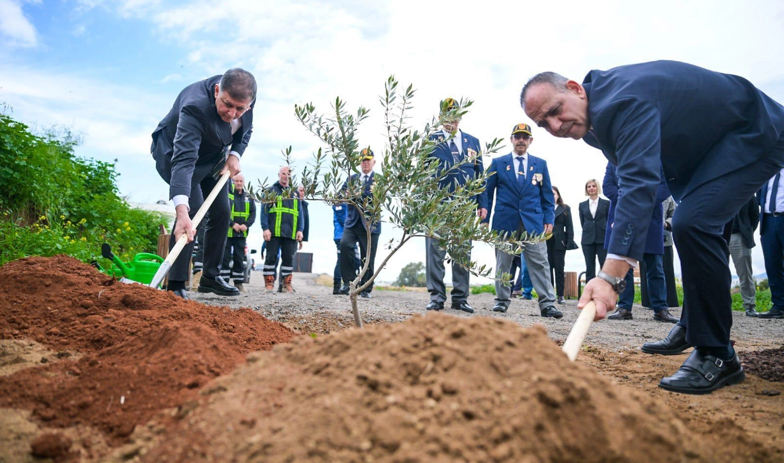 Başkan Tugay Lefkoşa’da duygulandı: Gazi babasının anısına kardeş toprağa fidan dikti!