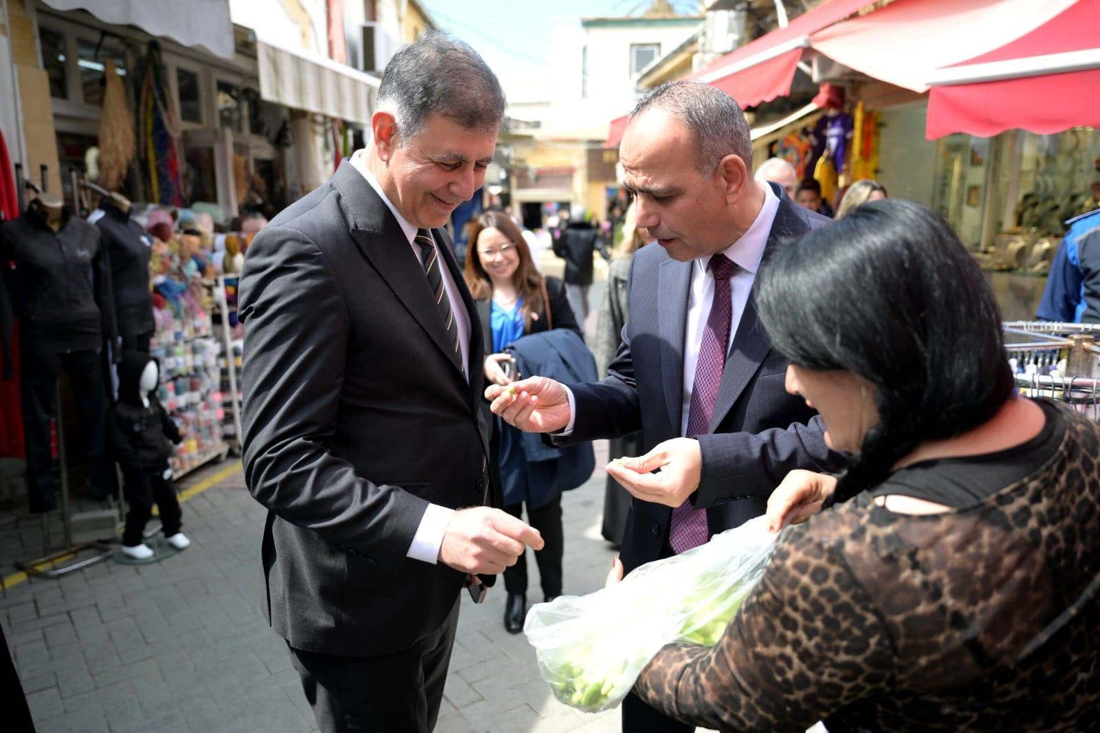 Başkan Tugay Lefkoşa’da duygulandı: Gazi babasının anısına kardeş toprağa fidan dikti!