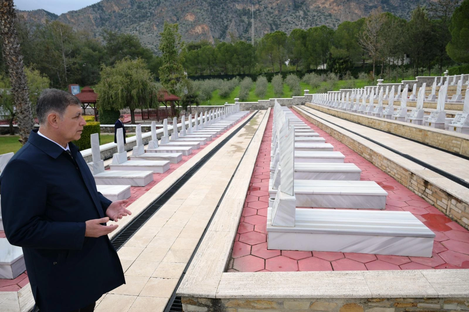 Başkan Tugay Lefkoşa’da duygulandı: Gazi babasının anısına kardeş toprağa fidan dikti!