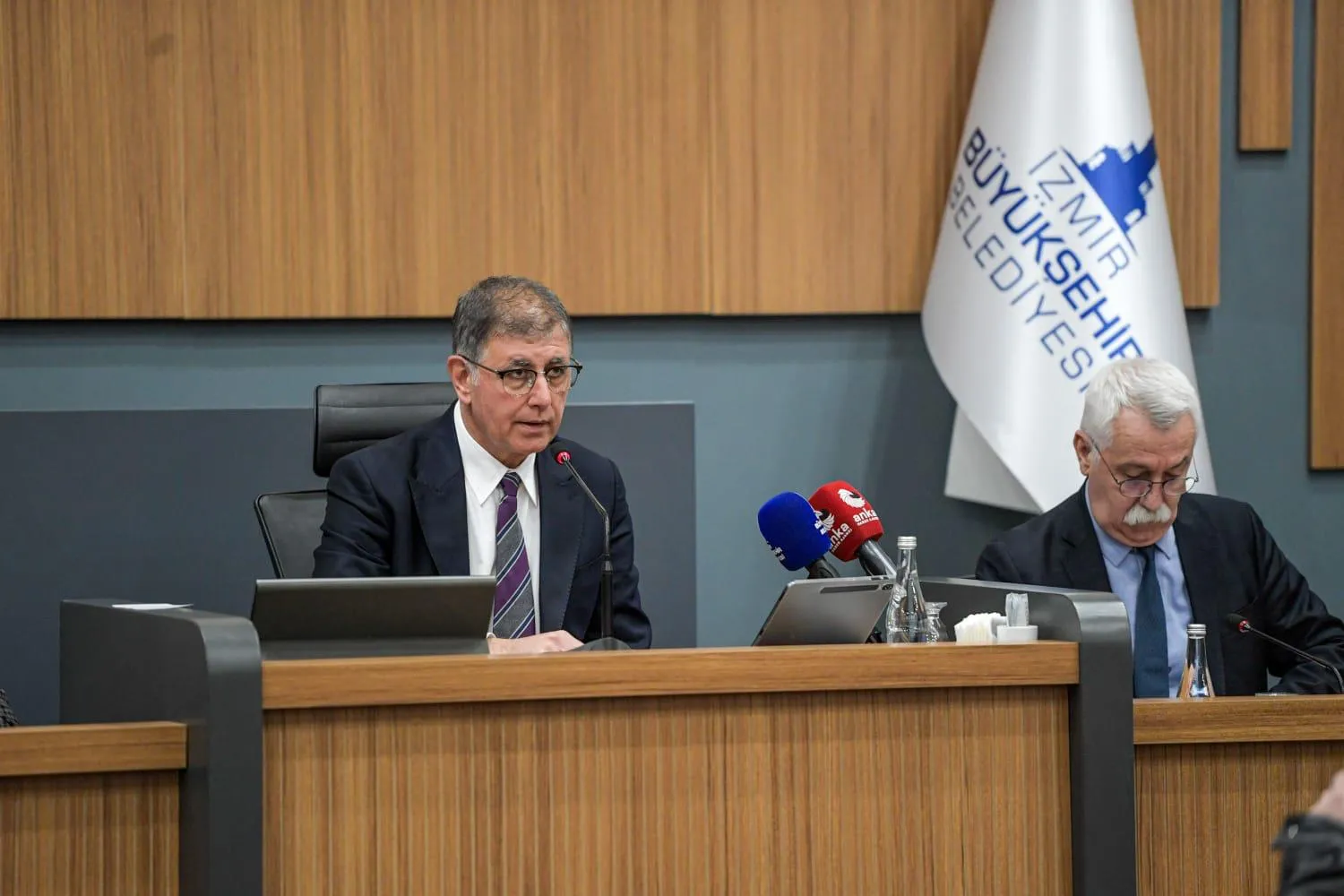 Başkan Tugay'dan mecliste 'Vakıflar' salvosu: 'İzmirlilerin malına göz koyuluyor'