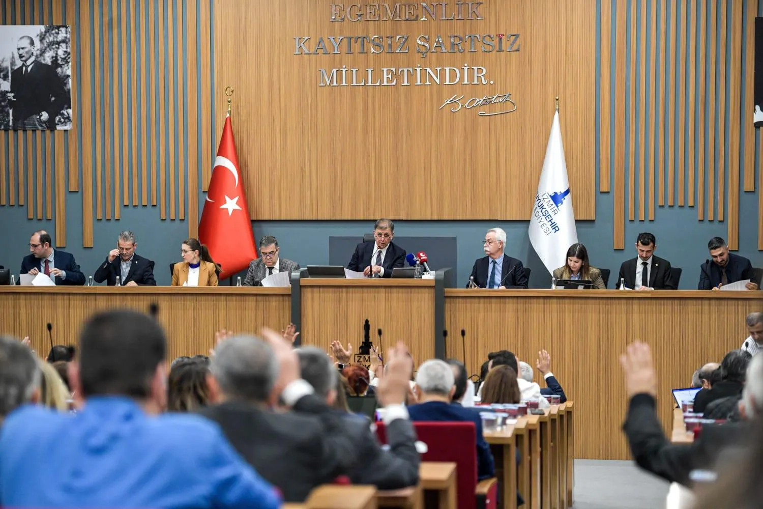 Başkan Tugay'dan mecliste 'Vakıflar' salvosu: 'İzmirlilerin malına göz koyuluyor'