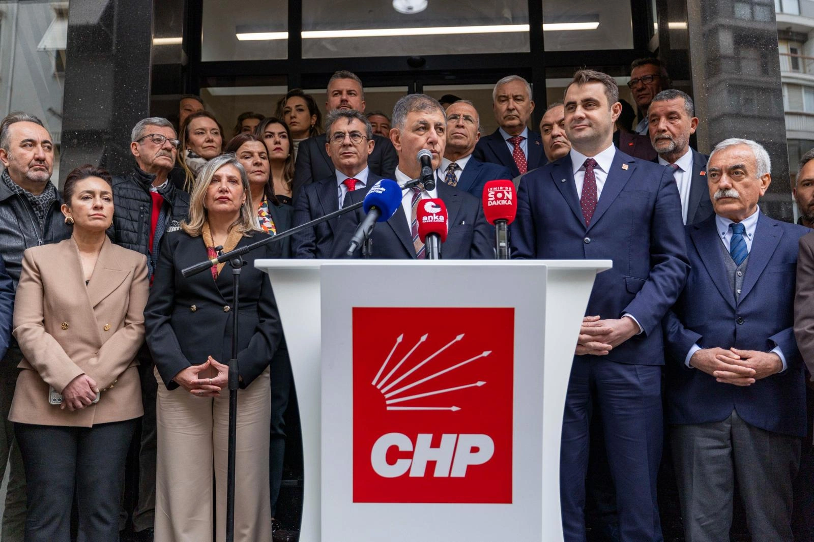 Başkan Tugay’dan tahliye kararına sert tepki: "İzmir önüne gelenin malına çökeceği yer değildir!"