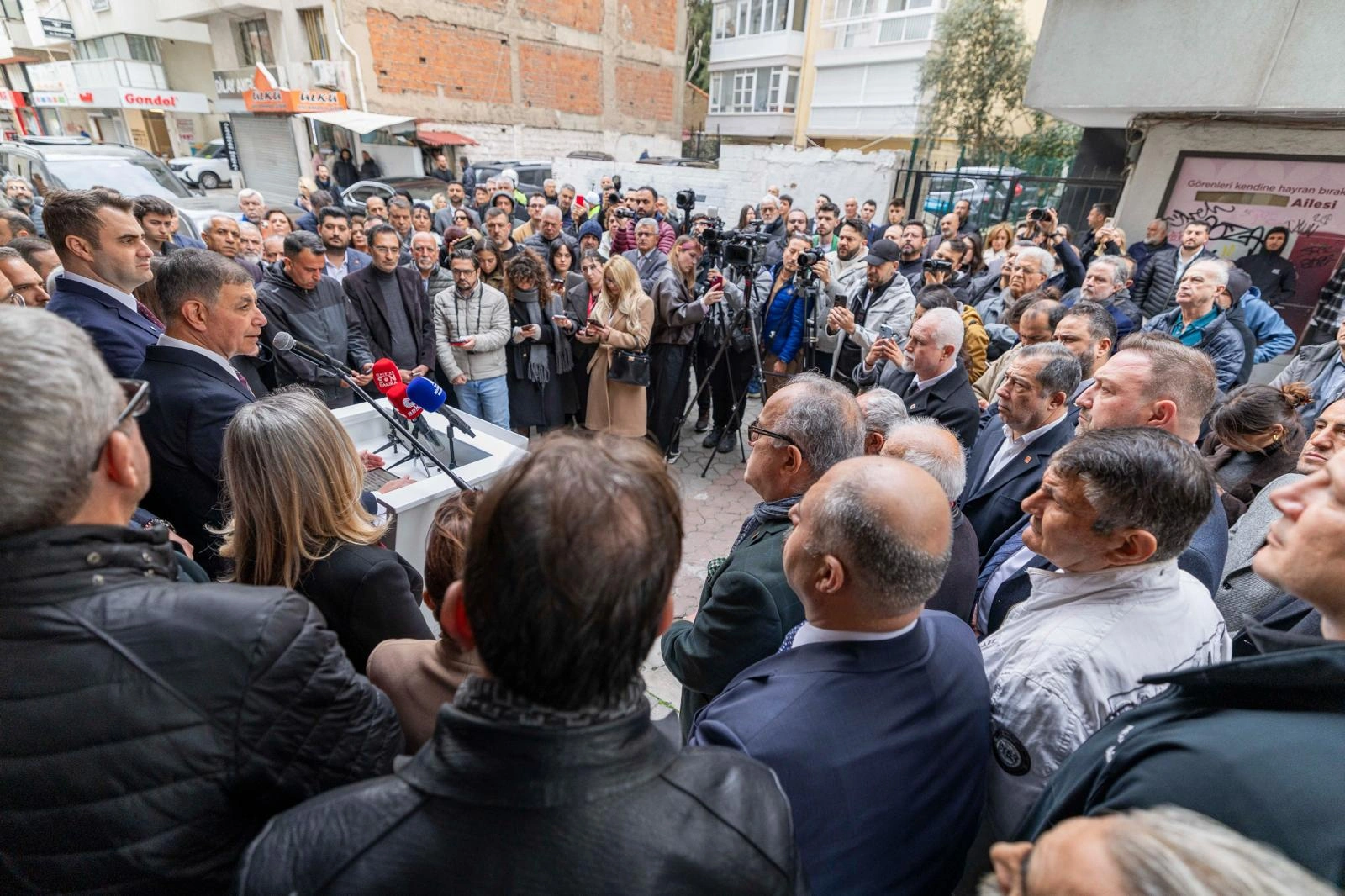 Başkan Tugay’dan tahliye kararına sert tepki: "İzmir önüne gelenin malına çökeceği yer değildir!"