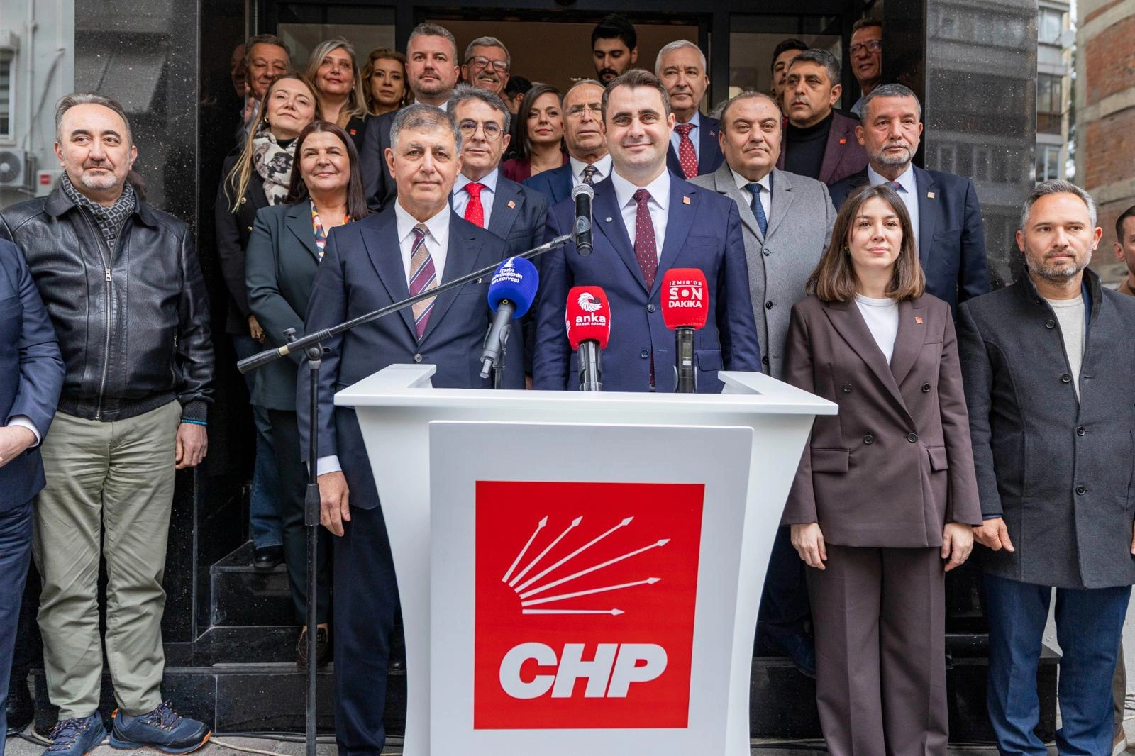 Başkan Tugay’dan tahliye kararına sert tepki: "İzmir önüne gelenin malına çökeceği yer değildir!"