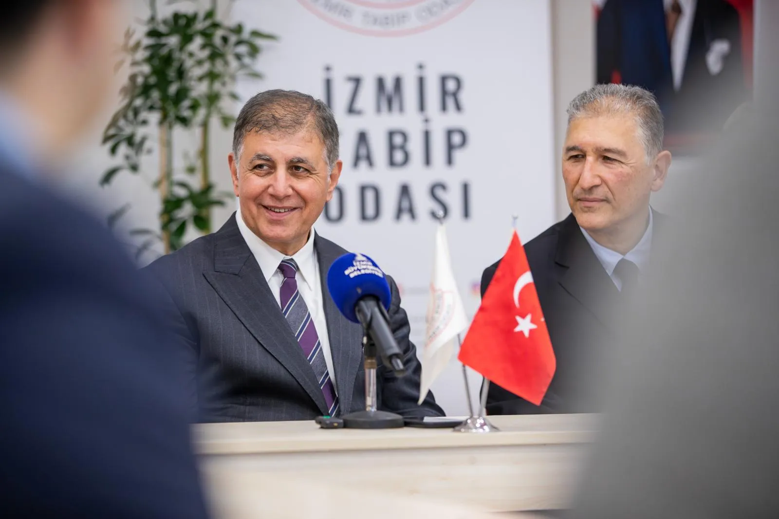 Başkan Tugay'dan Tıp Bayramı'nda anlamlı ziyaret: “Vazgeçmeyeceğiz ve yenilmeyeceğiz!"