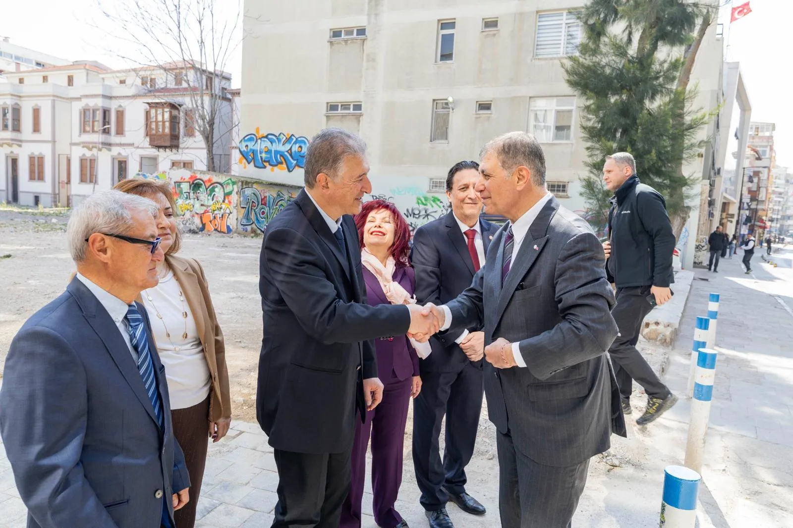 Başkan Tugay'dan Tıp Bayramı'nda anlamlı ziyaret: “Vazgeçmeyeceğiz ve yenilmeyeceğiz!"