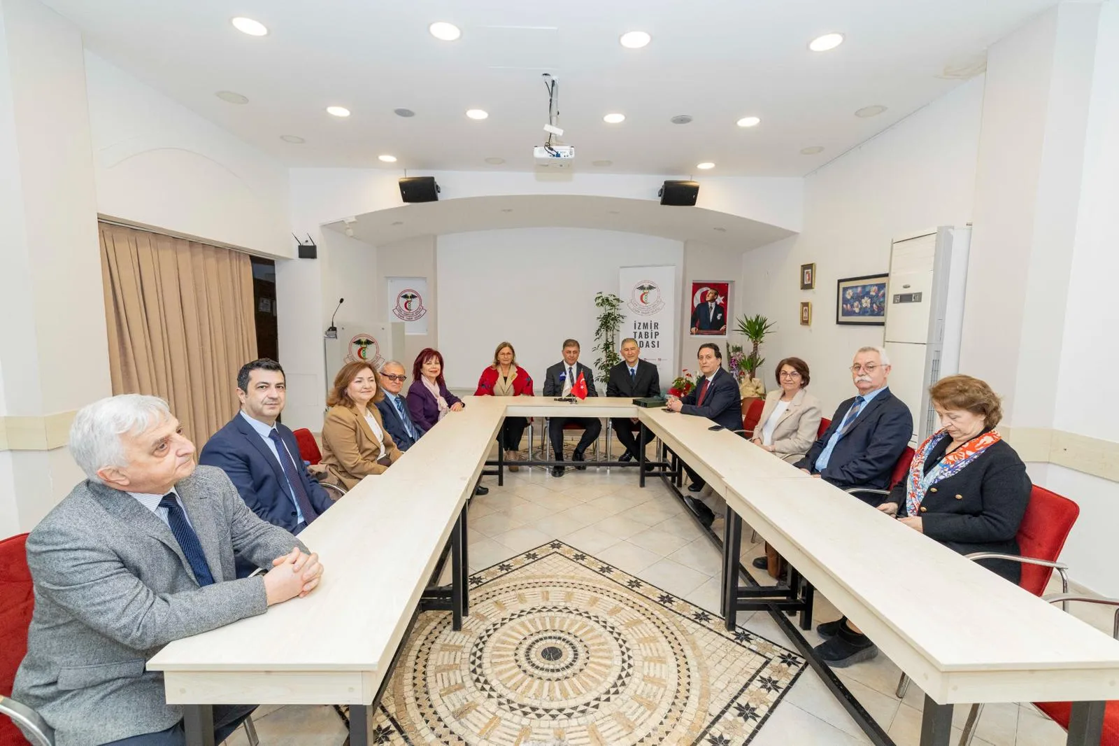 Başkan Tugay'dan Tıp Bayramı'nda anlamlı ziyaret: “Vazgeçmeyeceğiz ve yenilmeyeceğiz!"