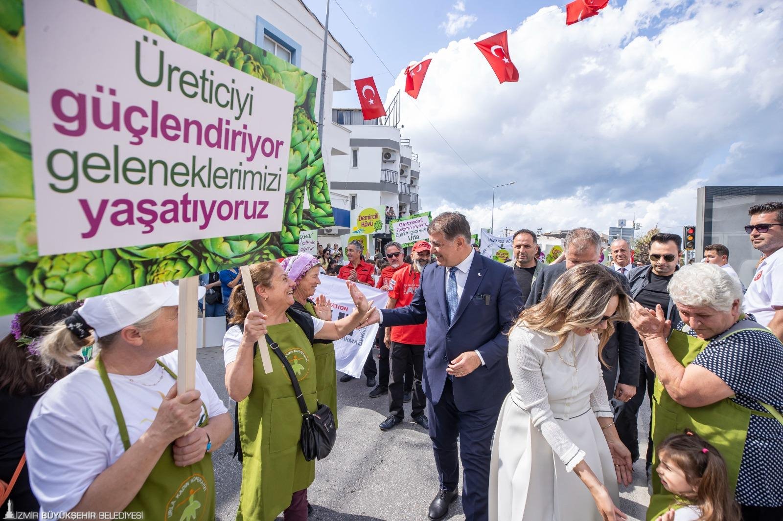 İzmir'de büyükşehirden 'ekonomik krize' karşın 2 yılda 42,5 milyar liralık yatırım 17 İzmir'de büyükşehirden 'ekonomik krize' karşın 2 yılda 42,5 milyar liralık yatırım